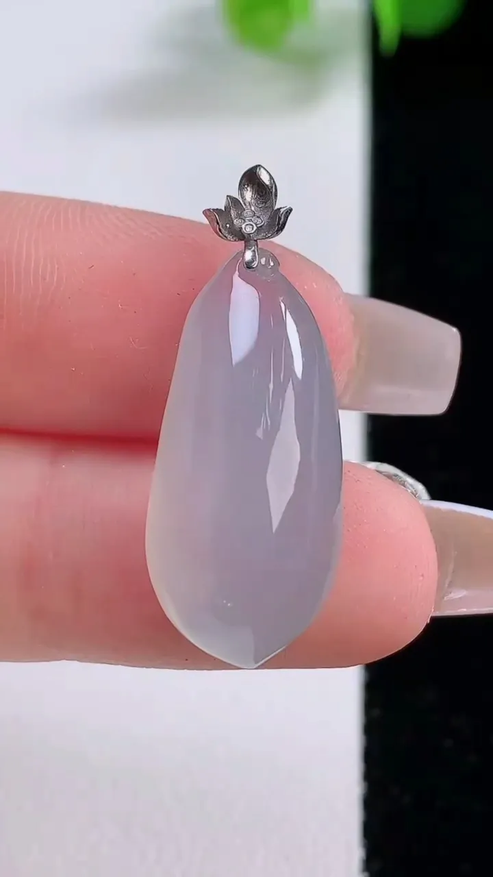 天然A货翡翠种白冰福瓜吊坠，尺寸25-11.6-7.1，重量:3.46g
12月4日