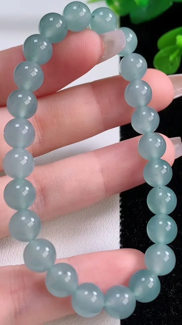 天然A货翡翠种蓝水圆珠手串，尺寸7.7-24颗，重量:20.09g12月4日
工厂直销收藏佳品,种好水足，色泽均匀，有种有色，上手高大气！