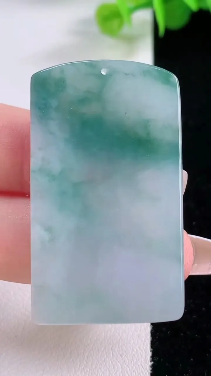 天然A货翡翠飘花仿古龙牌吊坠，尺寸43.7-25-5.2，重量:15.56g
12月4日