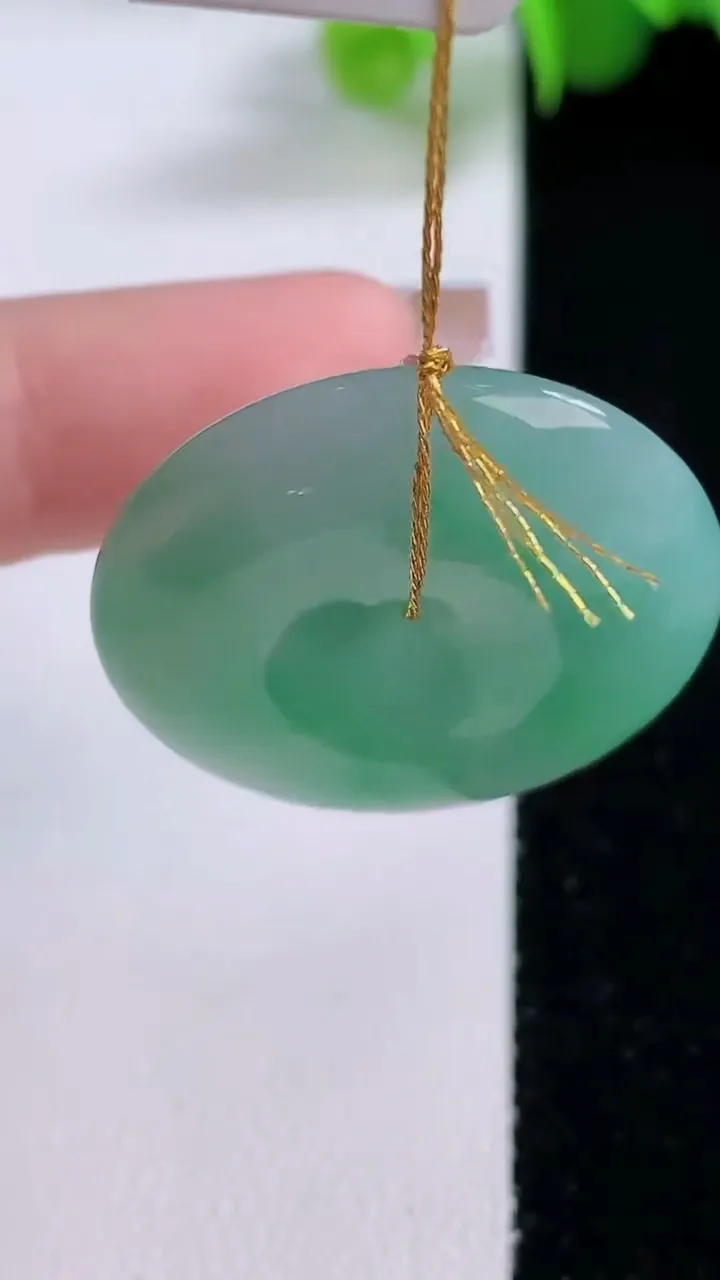 天然A货翡翠平安扣吊坠，尺寸29.6-6.5，重量:11.75g
12月4日