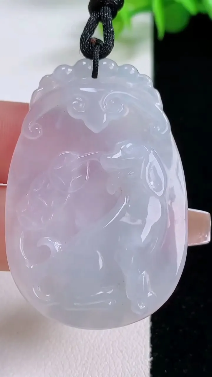 天然A货翡翠生肖狗吊坠，尺寸46.7-31.6-5.7，重量:13.13g
12月4日
