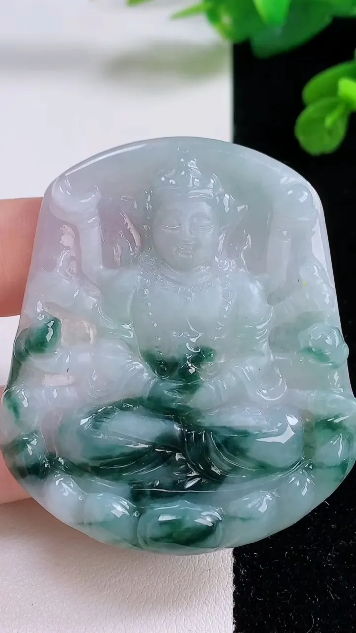 天然A货翡翠飘花千手观音吊坠，尺寸56.5-48-5.2，重量:25.80g
12月4日