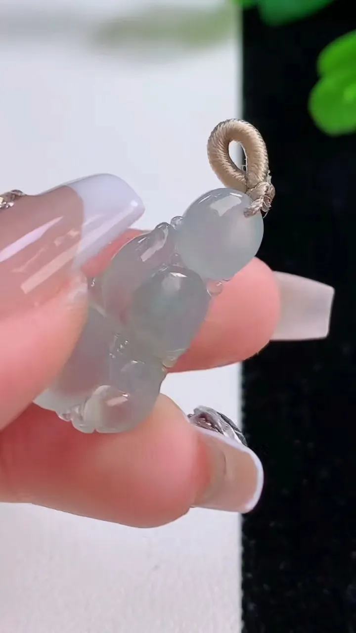 天然A货翡翠生肖猴吊坠，尺寸26-15.7-5.4，重量:3.39g
12月4日