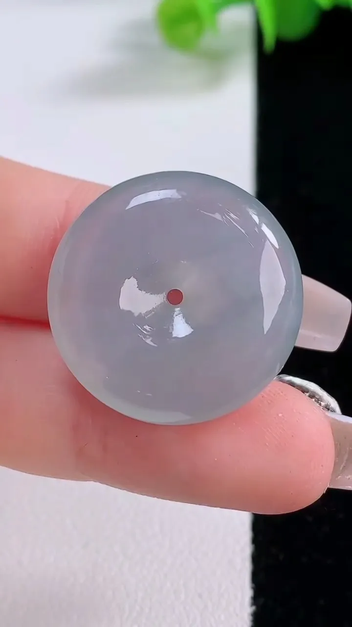 天然A货翡翠冰种飘花平安扣吊坠，尺寸23.3-6，重量:6.97g
12月4日