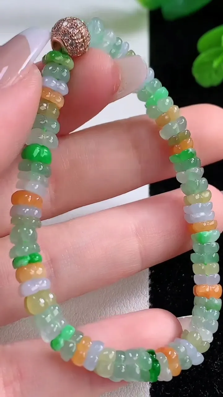 天然A货翡翠种三彩莲花手串，尺寸5.1-2.8-70颗，重量:11.28g12月4日
工厂直销收藏佳品,种好水足，色泽均匀，有种有色，上手高大气！