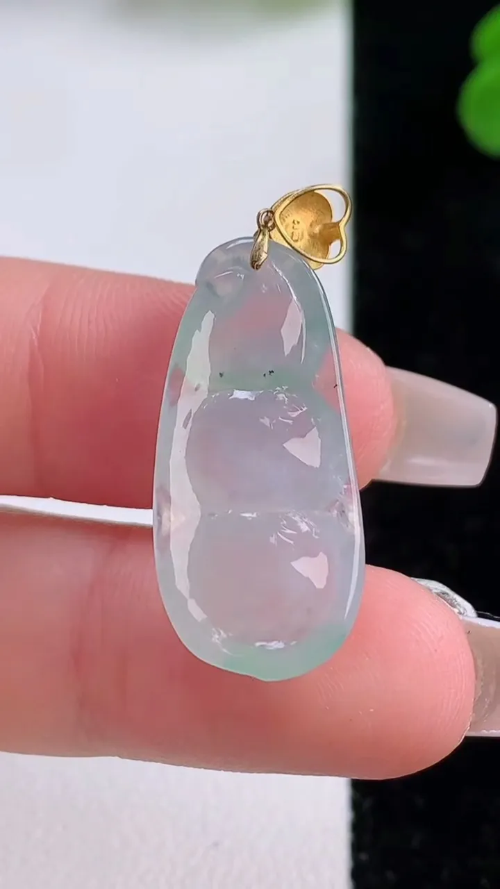 天然A货翡翠福豆吊坠，尺寸26.5-12.2-4.7，重量:2.79g
12月4日