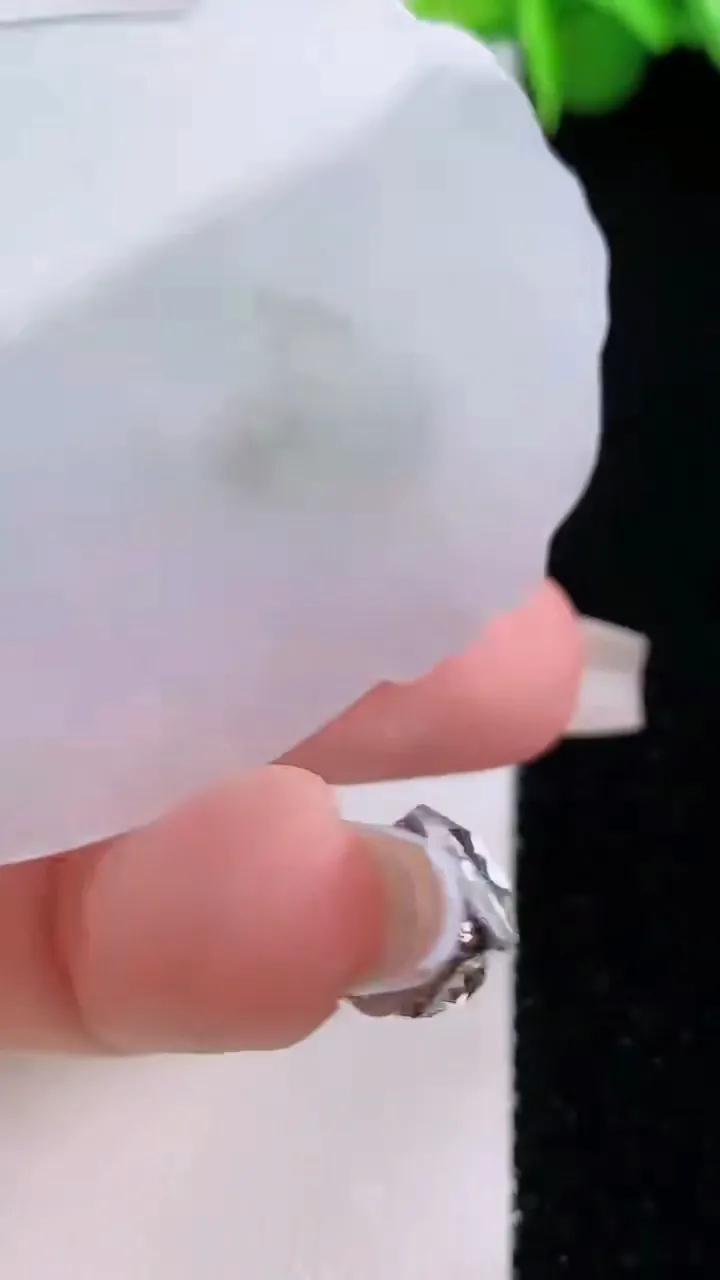 天然A货翡翠冰种飘花生肖鸡吊坠，尺寸52.6-38-6.2，重量:22.77g
12月4日