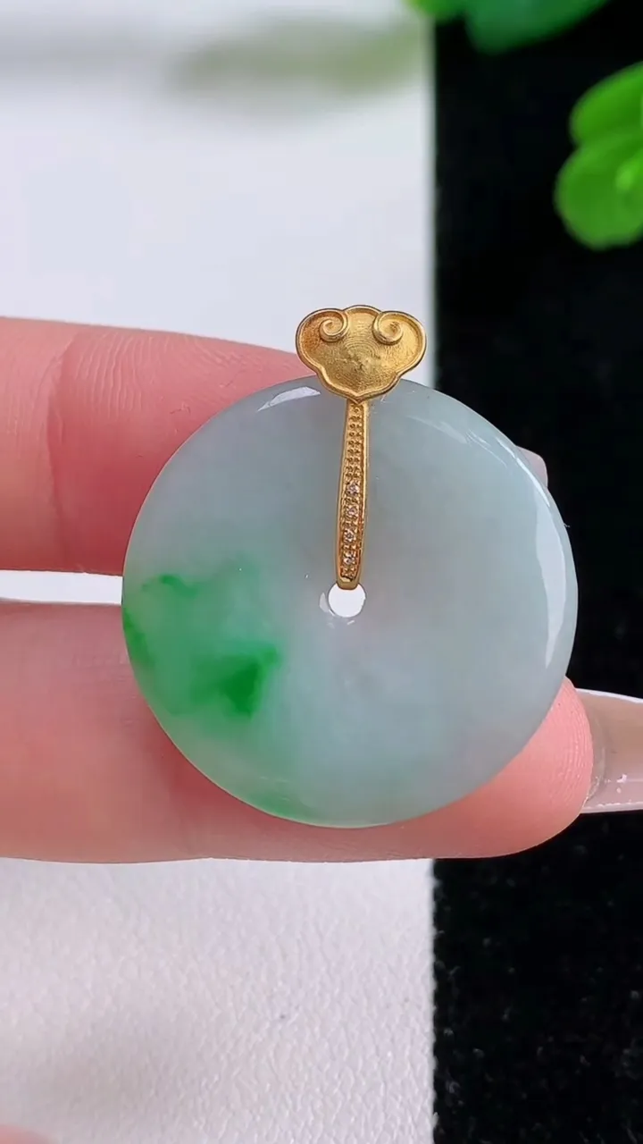 天然A货翡翠平安扣吊坠，尺寸26-3.2，重量:4.91g
12月4日