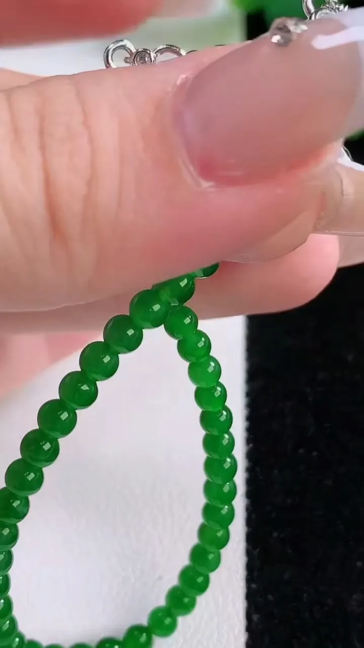 天然A货翡翠小米珠手串，尺寸3.7-47颗，重量:5.50g12月4日
工厂直销收藏佳品,种好水足，色泽均匀，有种有色，上手高大气！