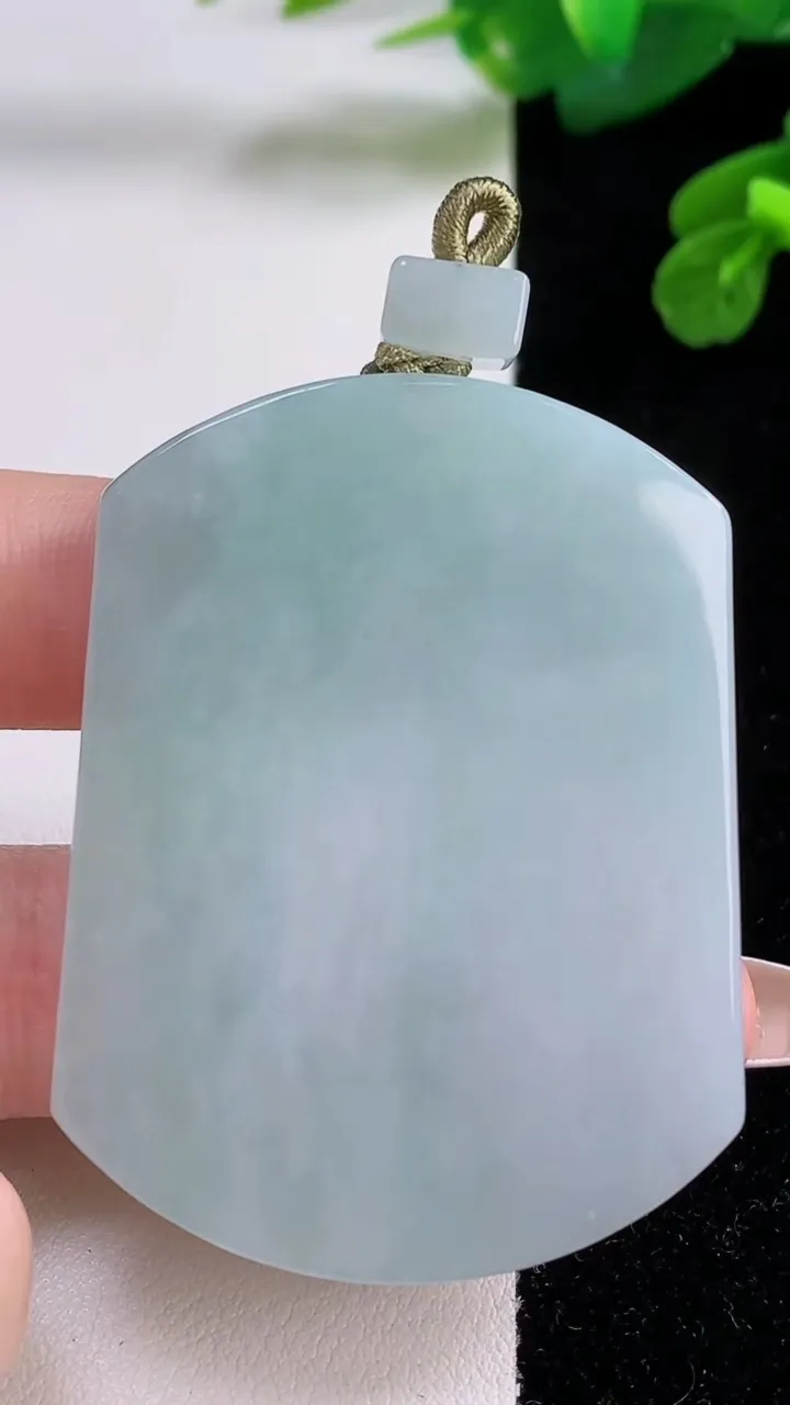 天然A货翡翠无事牌吊坠，尺寸53.6-41-5.4，重量:36.36g
12月4日