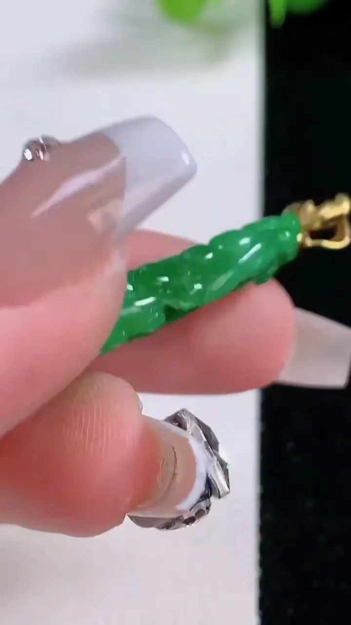 天然A货翡翠白菜吊坠，尺寸31.2-15-5.8，重量:4.58g
12月4日