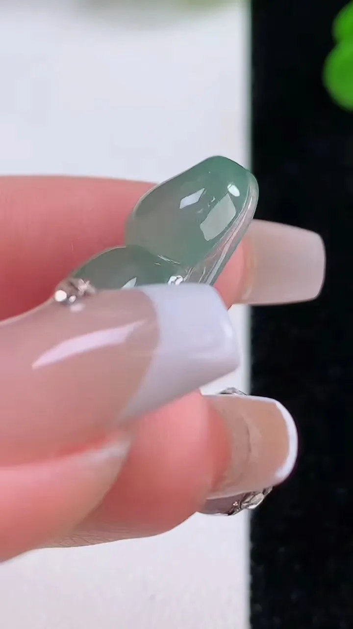 天然A货翡翠冰种飘花福豆吊坠，尺寸34.8-15.5-5.9，重量:5.34g
12月4日