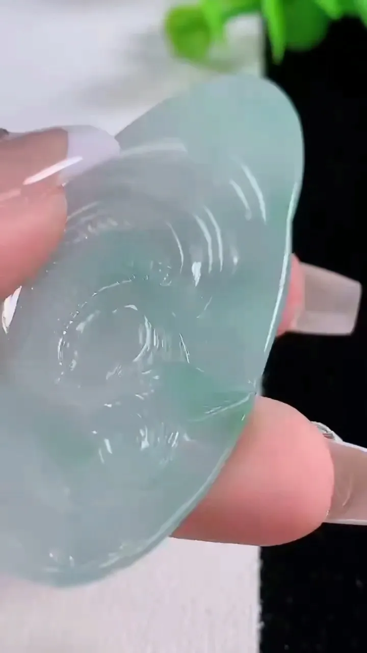 天然A货翡翠御龙观音菩萨吊坠，尺寸60-27.2-4.8，重量:15.84g
12月4日