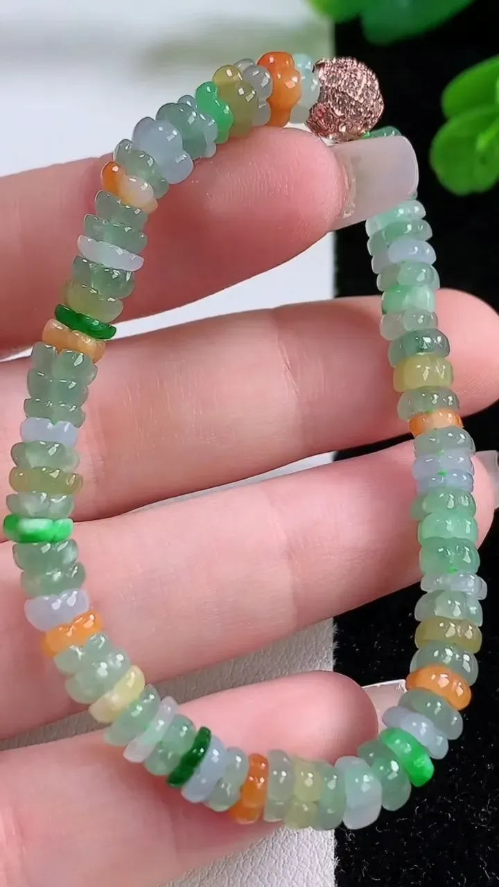 天然A货翡翠种三彩莲花手串，尺寸5.2-5-2.6-70颗，重量:10.35g12月4日
工厂直销收藏佳品,种好水足，色泽均匀，有种有色，上手高大气！