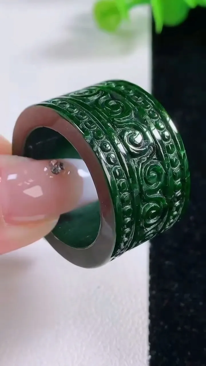 天然A货翡翠雕花扳指 戒指，尺寸22.5-16.7-3.8，重量:19.03g2025年12月4日
工厂直销收藏佳品,种好水足，色泽均匀，有种有色，上手高大气！