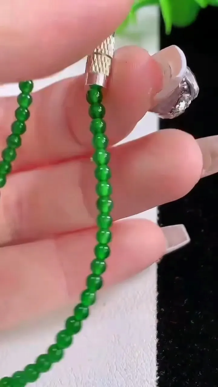 天然A货翡翠小米圆珠手串65颗，尺寸2.7，重量:3.51g12月4日
工厂直销收藏佳品,种好水足，色泽均匀，有种有色，上手高大气！