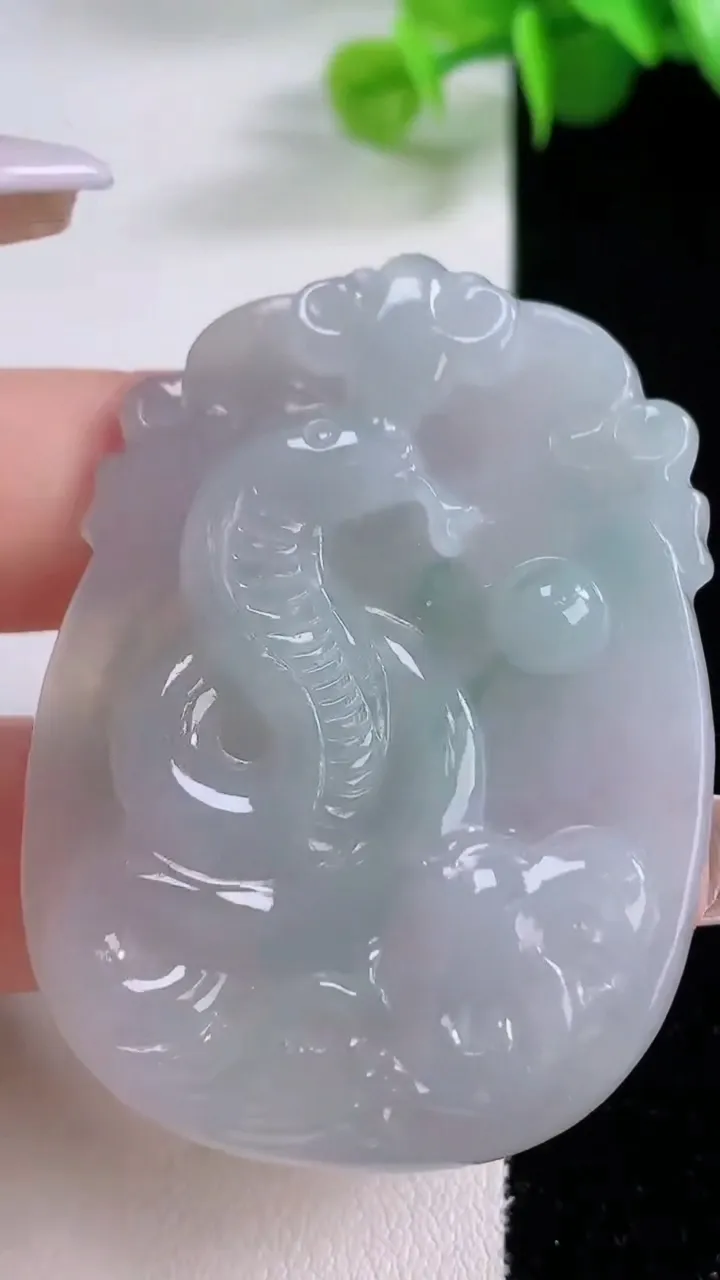 天然A货翡翠生肖蛇吊坠，尺寸51.3-37.3-5.6，重量:21.54g
12月4日