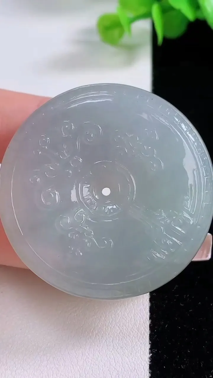 天然A货翡翠雕花平安扣吊坠，尺寸44-9.7，重量:41.88g
12月4日