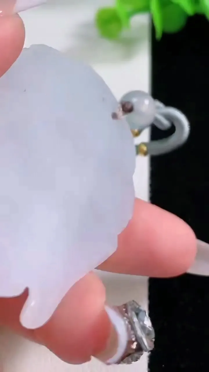 天然A货翡翠佛头吊坠，尺寸52.8-38.7-11，重量:43.94g
12月4日