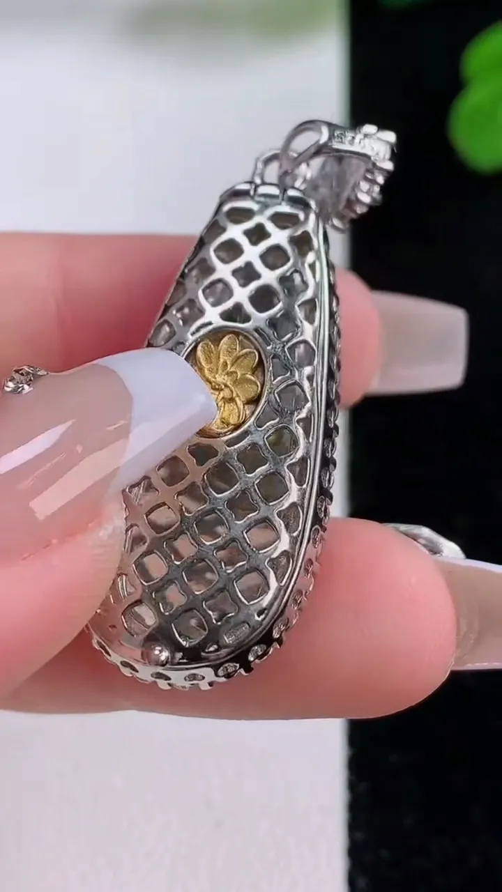 天然A货翡翠福瓜吊坠，尺寸45-15-9.4，裸石28.5-12.8重量:7.80g
12月4日