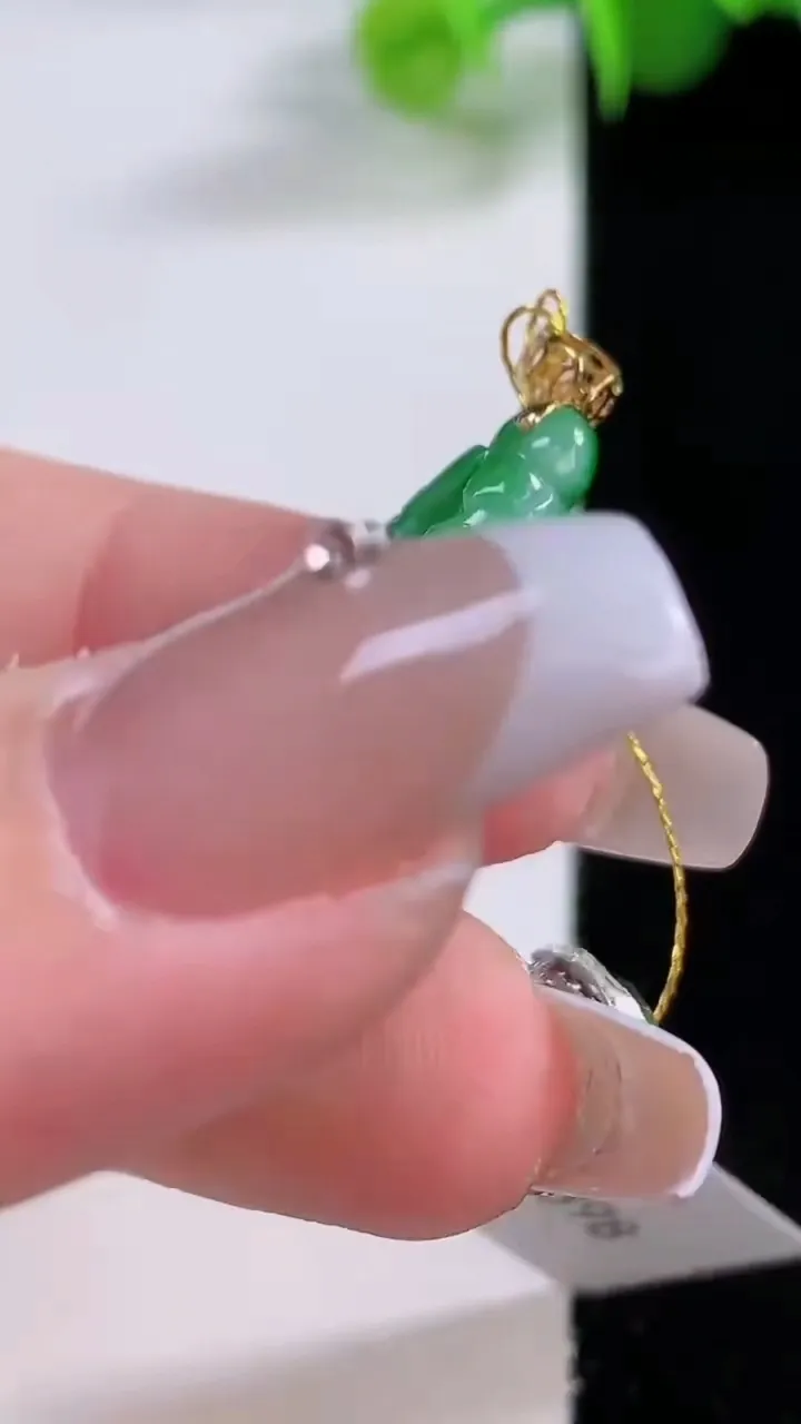 天然A货翡翠白菜吊坠，尺寸29.4-13.2-8，重量:4.68g
12月4日