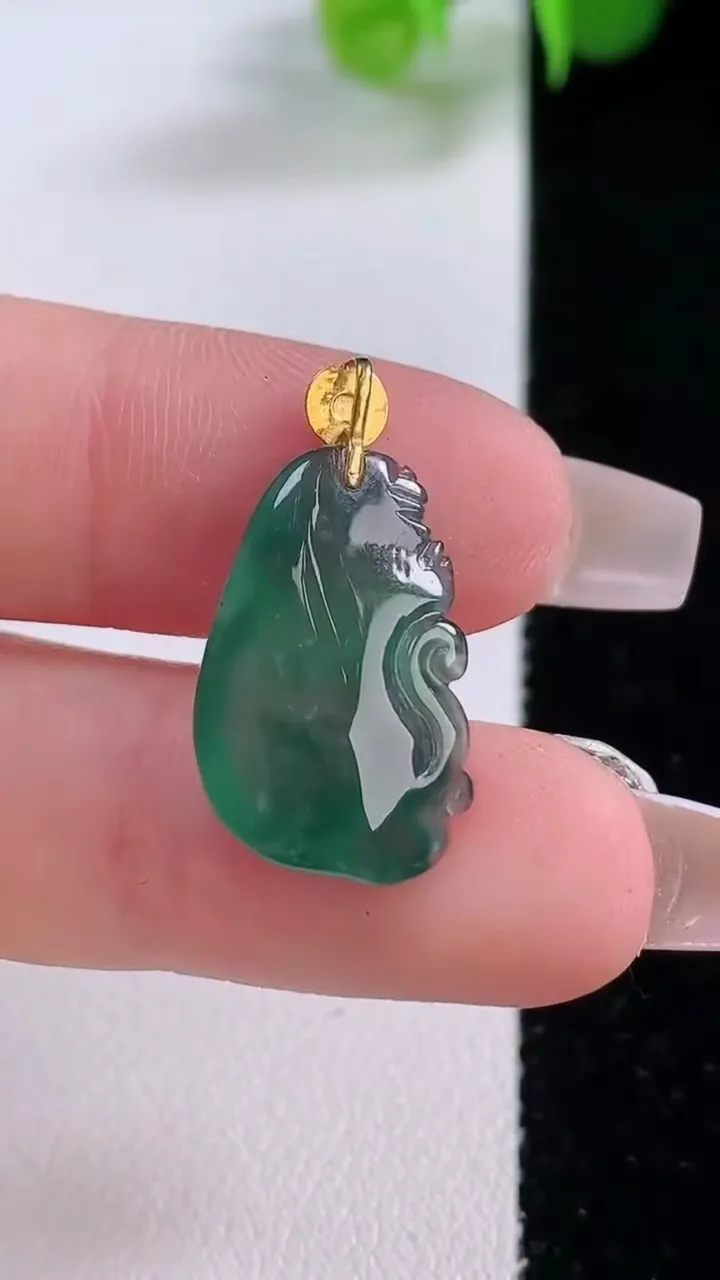 天然A货翡翠福袋吊坠，尺寸19.7-12.3-5.6，重量:2.30g
12月4日