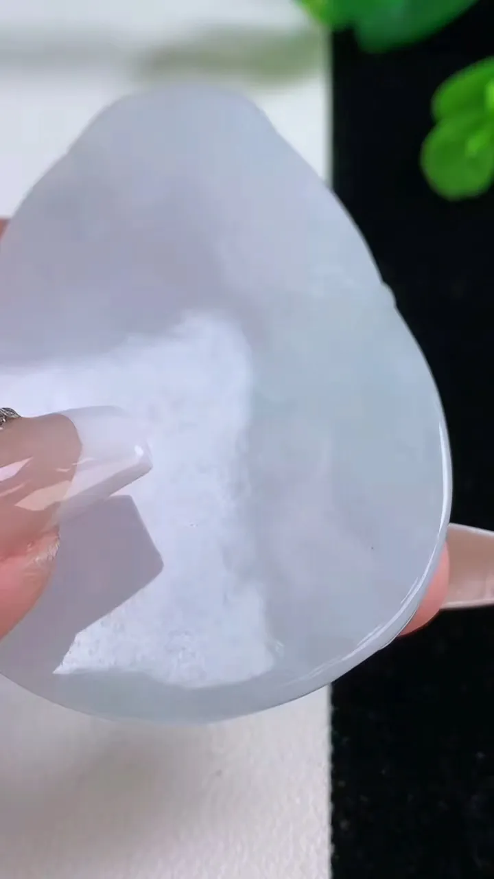 天然A货翡翠大日如来吊坠，尺寸64-43.7-4.5，重量:28.54g
12月4日