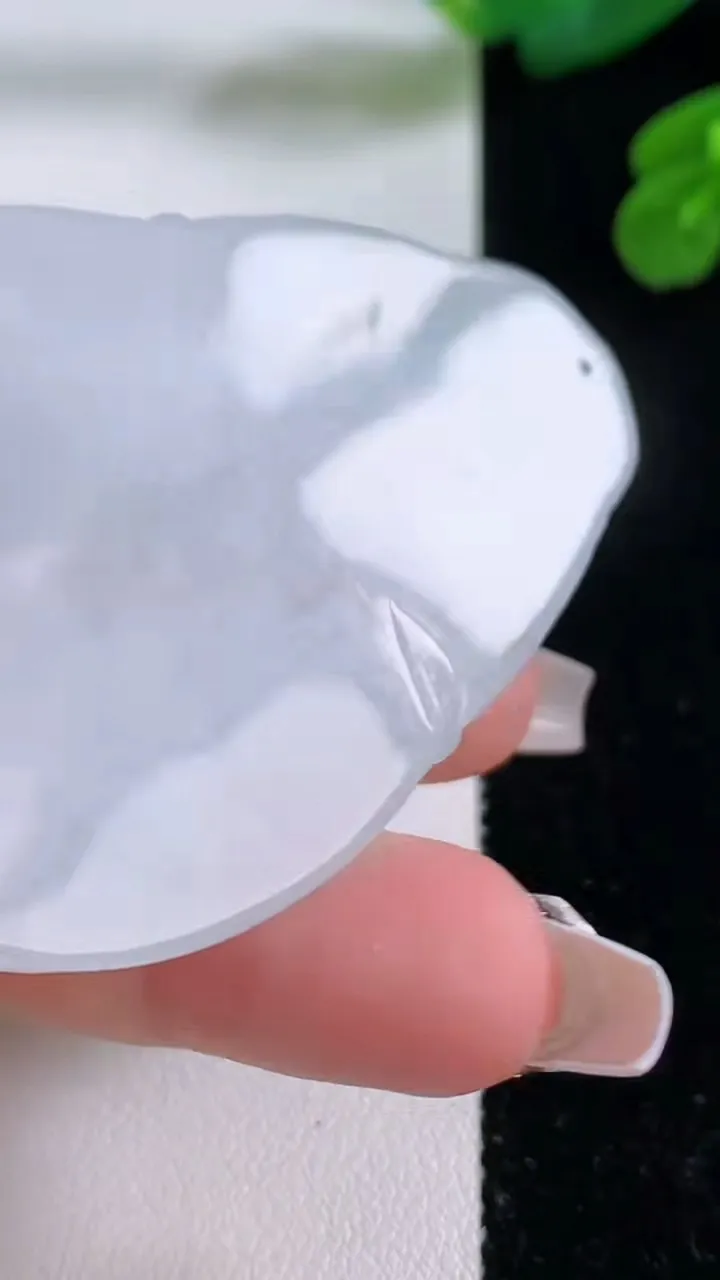 天然A货翡翠大日如来吊坠，尺寸64-43.7-4.5，重量:28.54g
12月4日