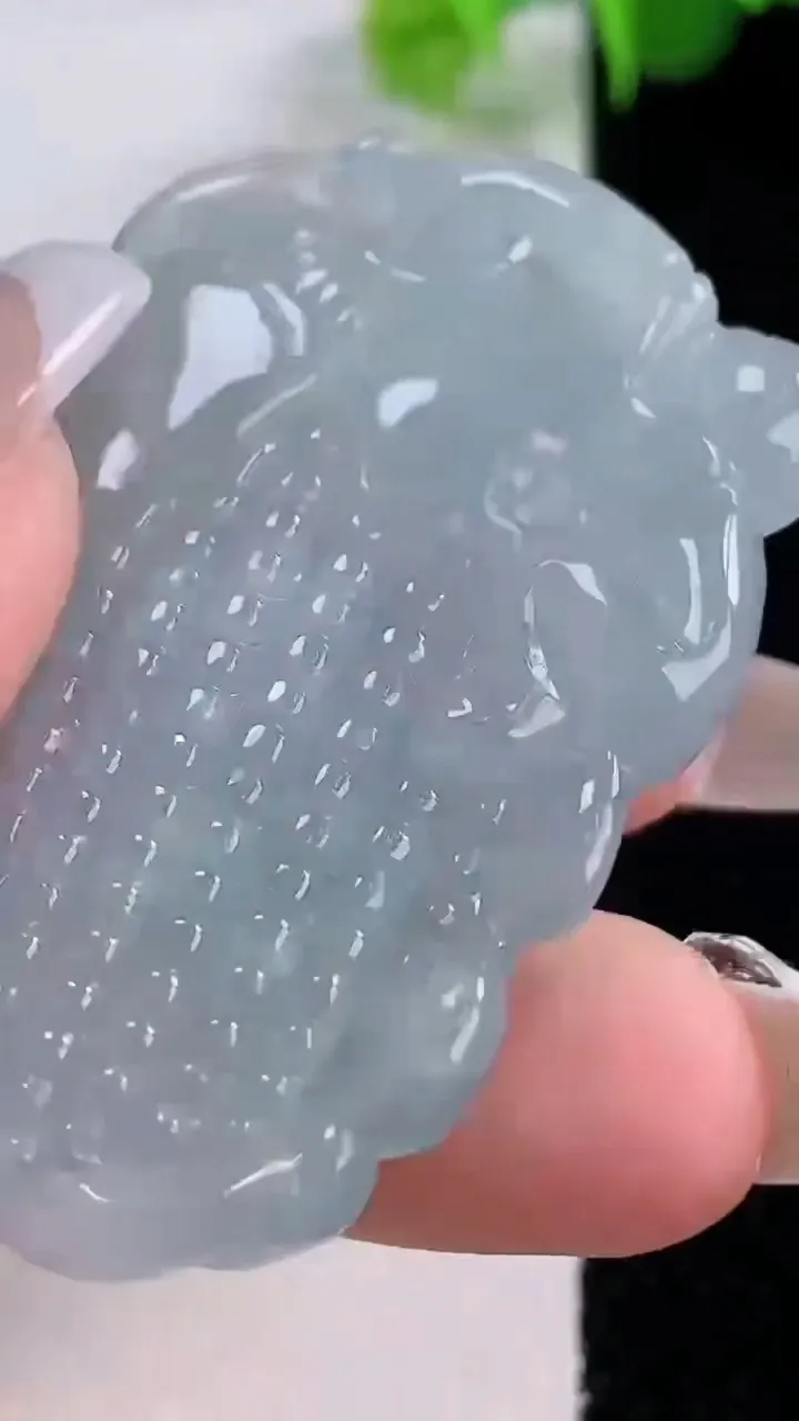 天然A货翡翠金玉满堂 玉米吊坠，尺寸49.4-30.6-10.3，重量:26.62g
12月4日