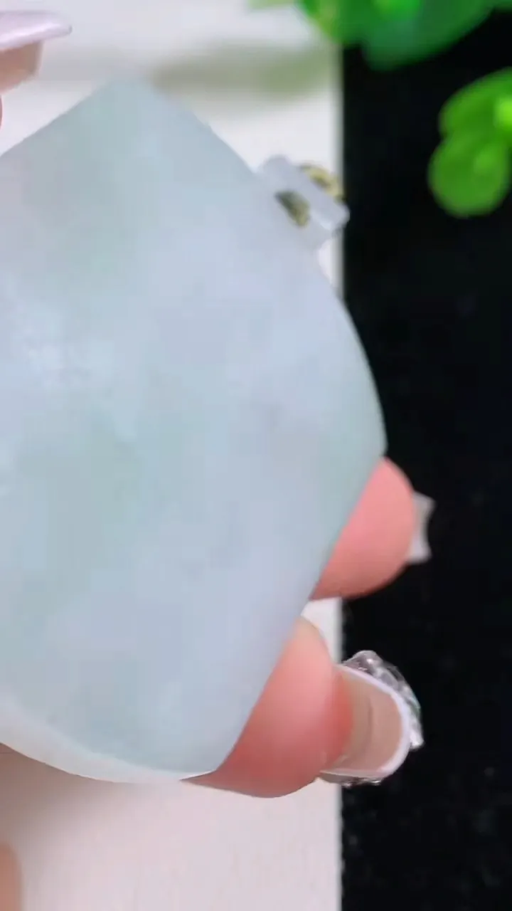 天然A货翡翠无事牌吊坠，尺寸53-40.6-5.9，重量:37.67g
12月4日