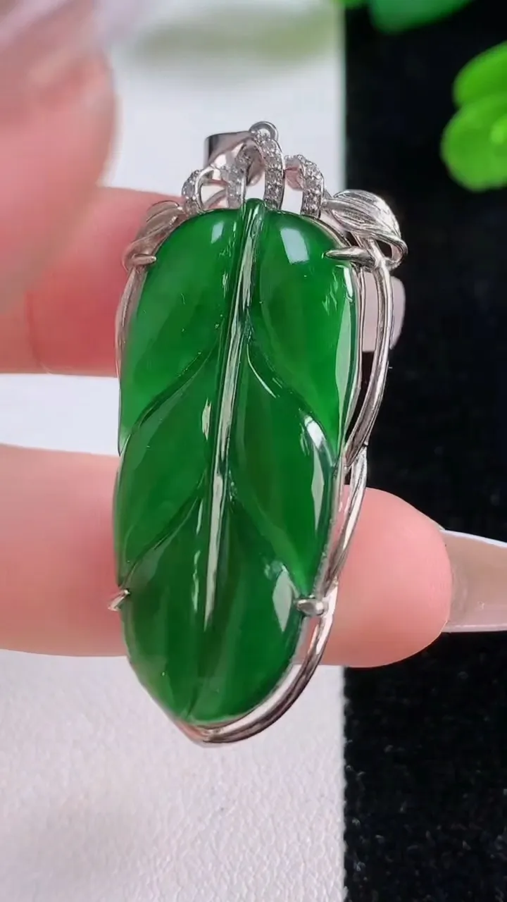 天然A货翡翠金枝玉叶 叶子吊坠，尺寸45.2-20.8-6.4，裸石36.8-17.7重量:4.97