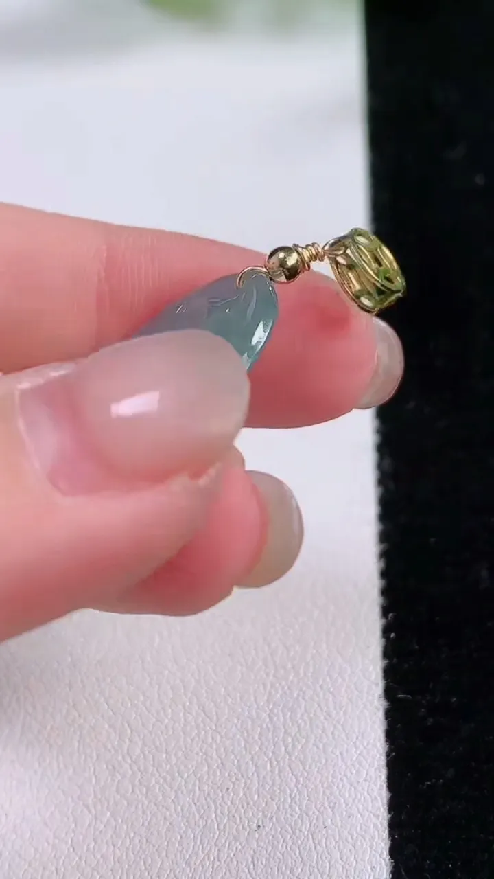 天然A货翡翠生肖猴吊坠，尺寸29-18-3，重:2.14g
12月4日