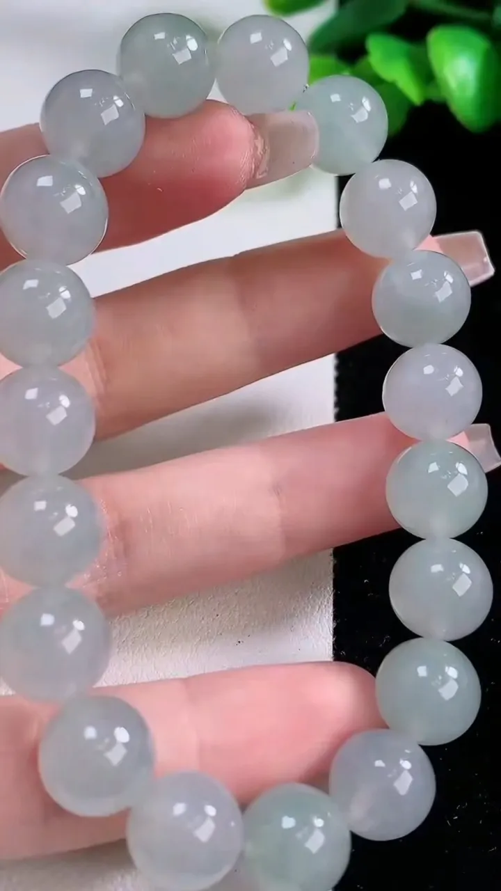 天然A货翡翠圆珠手串19颗，尺寸10.3，重量:38.04g12月4日
工厂直销收藏佳品,种好水足，色泽均匀，有种有色，上手高大气！