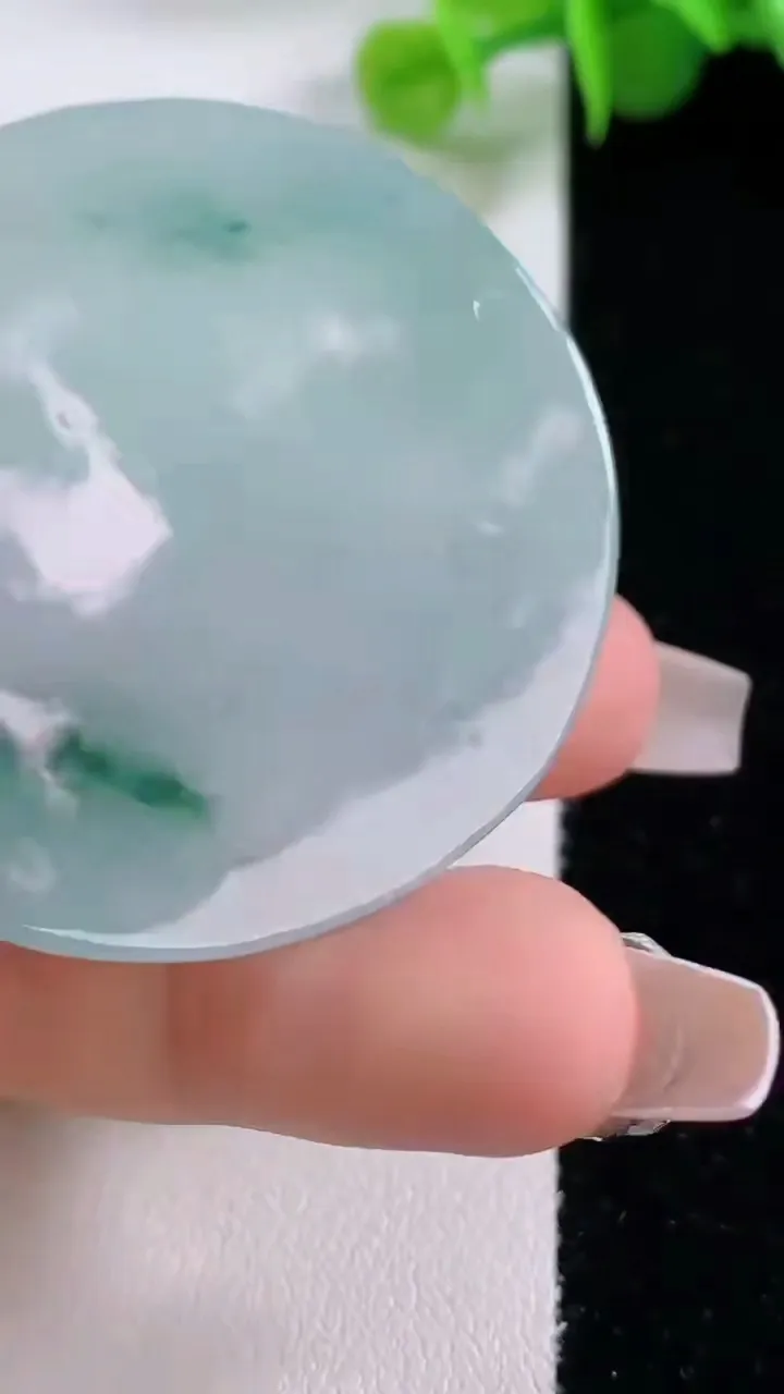 天然A货翡翠冰种飘花观音菩萨吊坠，尺寸47.6-43.7-4.7，重量:21.79g
12月4日