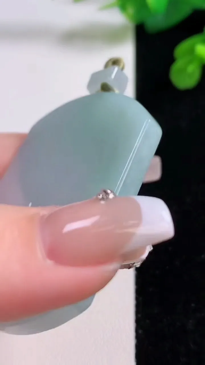 天然A货翡翠无事牌吊坠，尺寸53.6-41-5.4，重量:36.36g
12月4日