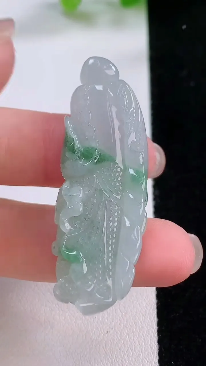 天然A货翡翠白菜吊坠，尺寸49-17.6-7，重:10.64g
12月4日