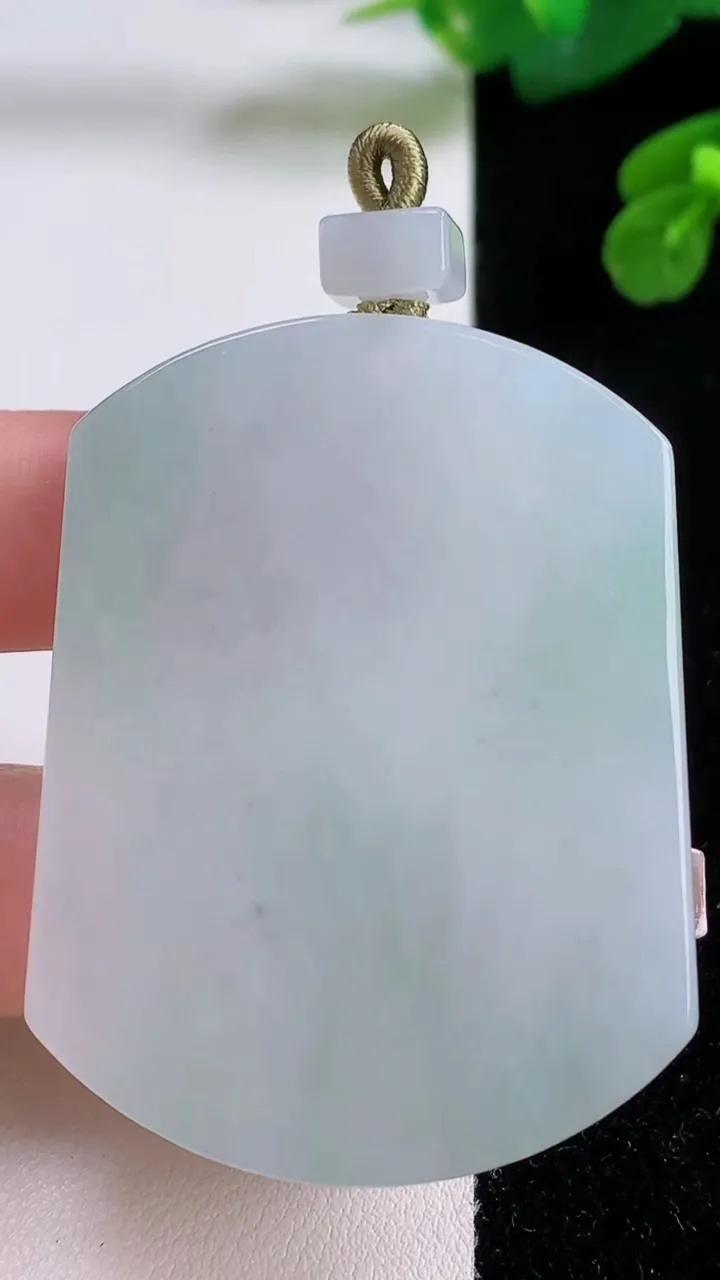 天然A货翡翠无事牌吊坠，尺寸53-40.6-5.9，重量:37.67g
12月4日