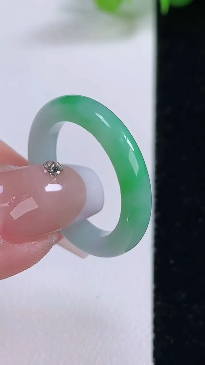 天然A货翡翠指环 戒指，尺寸17.8-3.7-2.9，重量:2.92g2025年12月4日
工厂直销收藏佳品,种好水足，色泽均匀，有种有色，上手高大气！