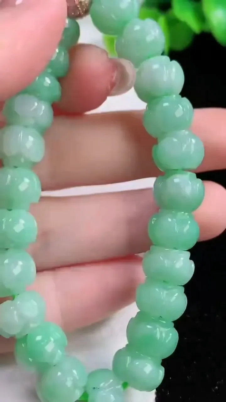 天然A货翡翠莲花手串23颗，尺寸10.4-7.7，重量:35.06g12月4日
工厂直销收藏佳品,种好水足，色泽均匀，有种有色，上手高大气！