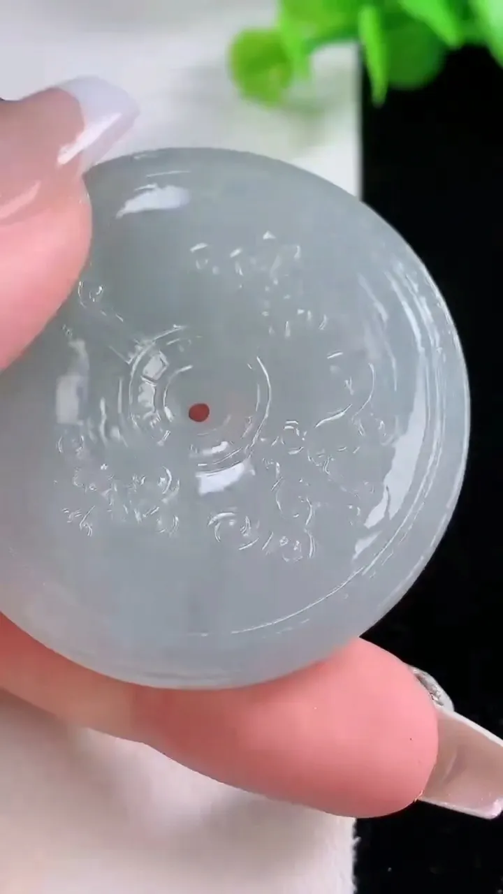 天然A货翡翠雕花平安扣吊坠，尺寸44-9.7，重量:41.88g
12月4日