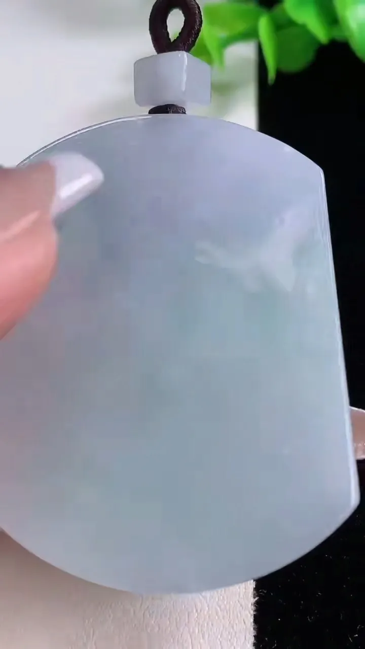 天然A货翡翠无事牌吊坠，尺寸56-40.7-5.8，重量:41.05g
12月4日