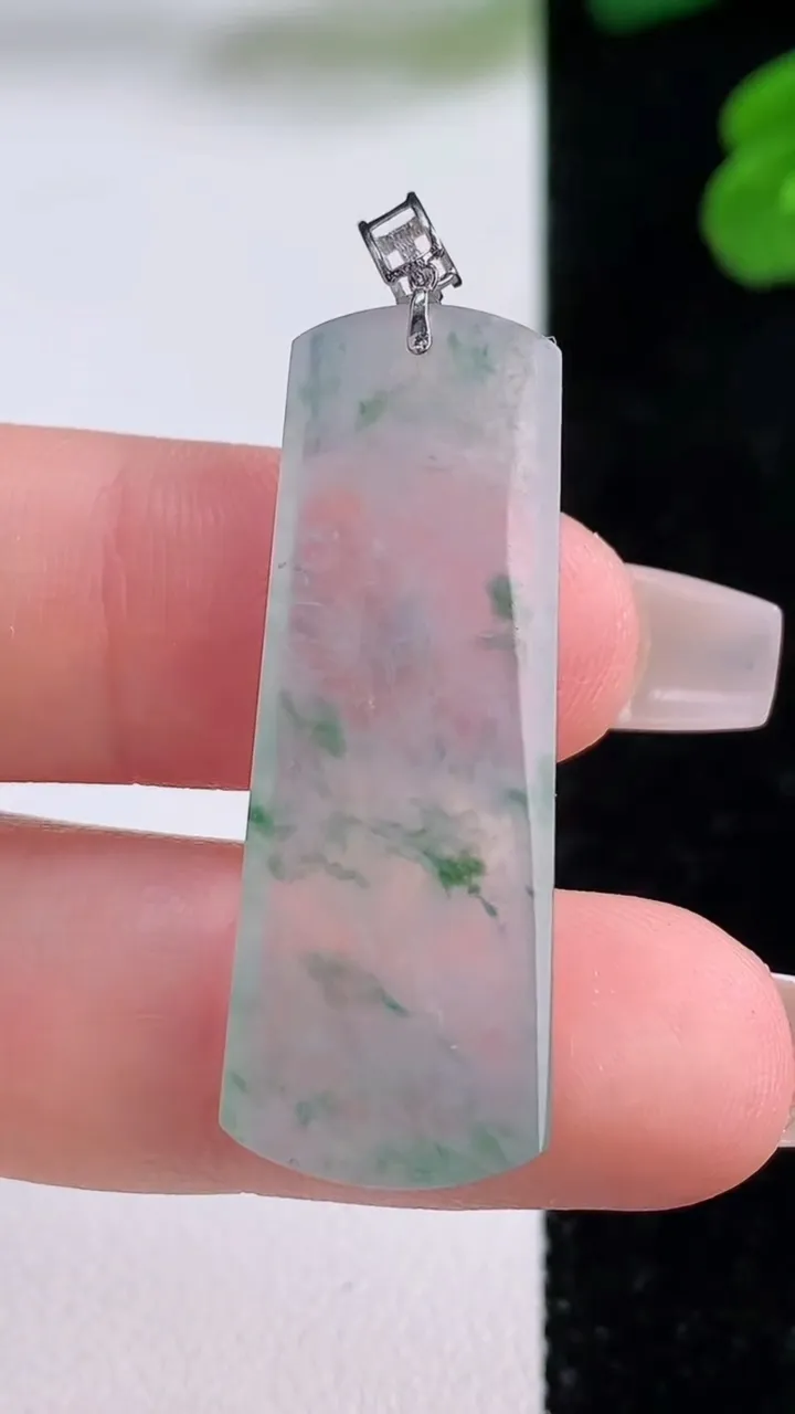 天然A货翡翠种飘花无事牌吊坠，尺寸35.7-12.7-4，重量:4.75g
12月4日