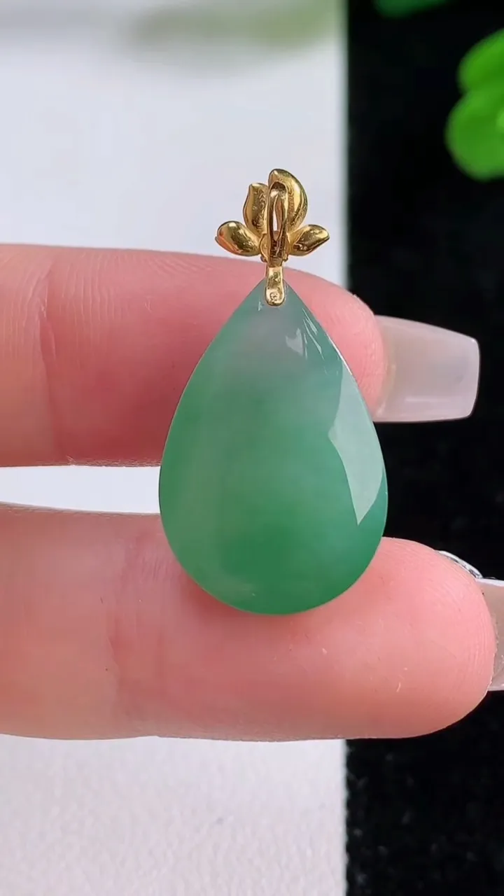 天然A货翡翠水滴吊坠，尺寸20-14.4-7.8，重量:3.96g
12月4日