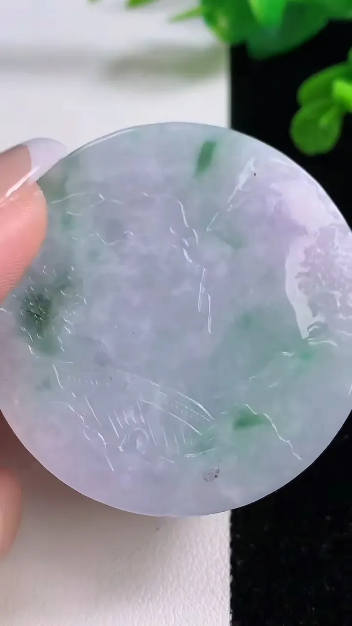 天然A货翡翠春带彩 紫罗兰山水牌吊坠，尺寸51.6-12，重量:73.92g
12月4日