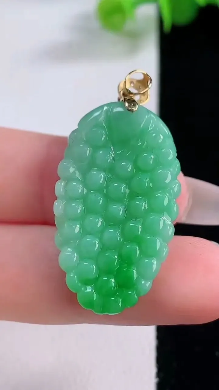 天然A货翡翠多子多福 葡萄吊坠，尺寸31.7-18.2-5.9，重量:6.86g
12月4日
