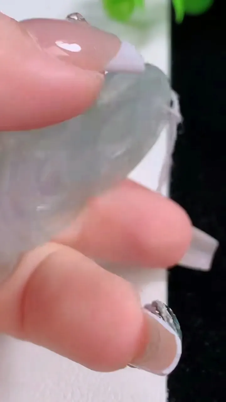 天然A货翡翠观音菩萨吊坠，尺寸50.6-33.6-5，重量:15.28g
12月4日