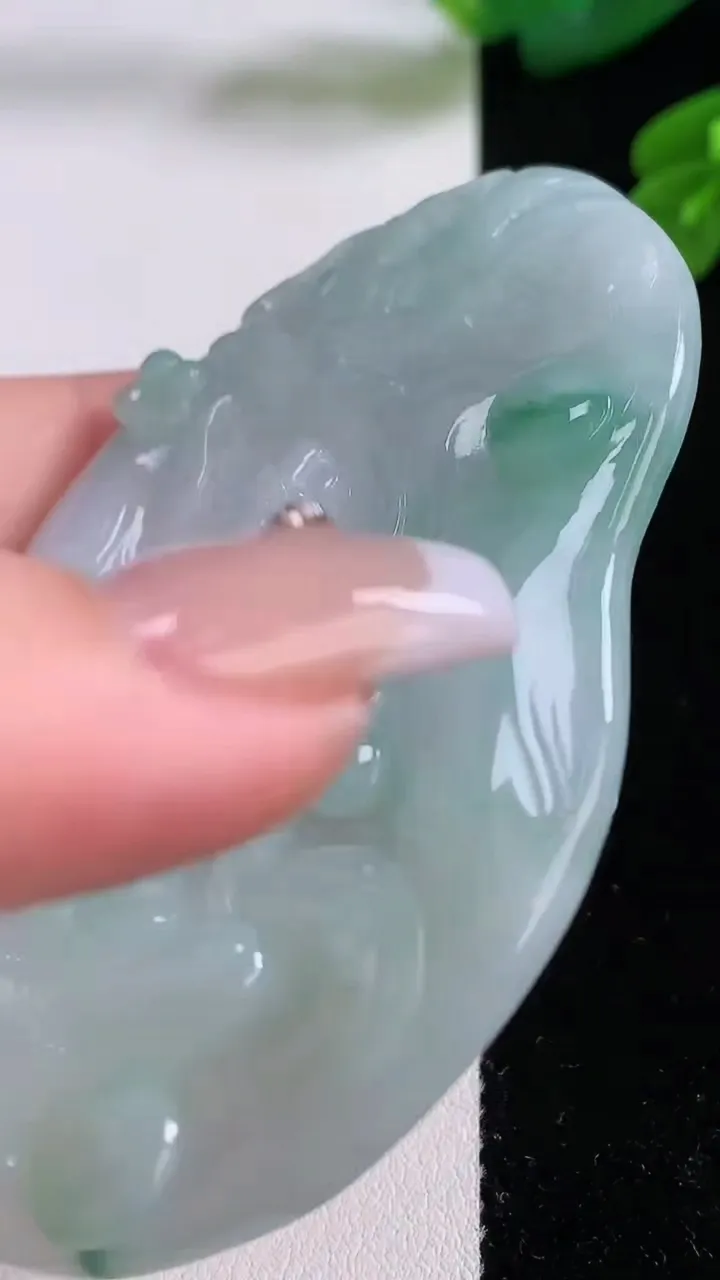 天然A货翡翠祥龙大势至菩萨吊坠，尺寸74-45.5-4.8，重量:36.90g
12月4日