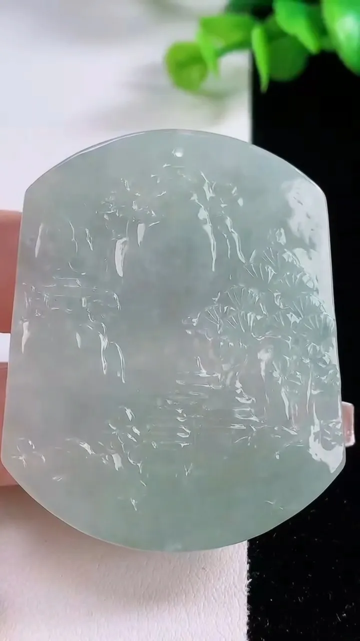 天然A货翡翠山水牌吊坠，尺寸53-43-5.4，重量:29.29g
12月4日