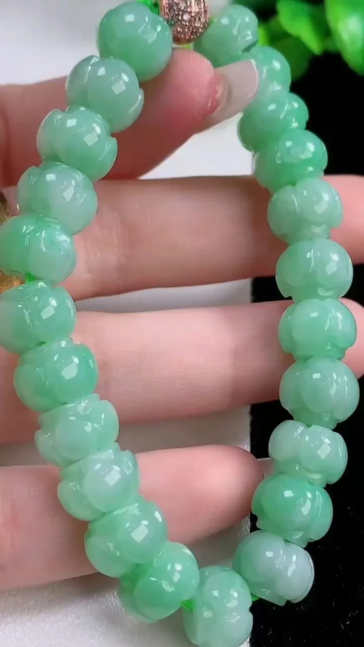 天然A货翡翠莲花手串23颗，尺寸10.4-7.7，重量:35.06g12月4日
工厂直销收藏佳品,种