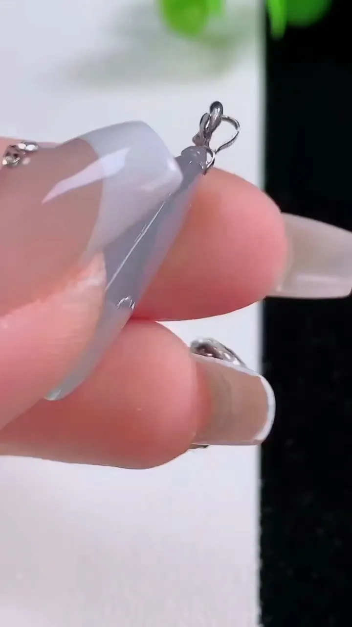 天然A货翡翠种白冰福瓜吊坠，尺寸25-11.6-7.1，重量:3.46g
12月4日